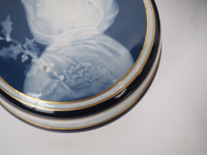 THARAUD.  3 bonbonnières en porcelaine, décor de personnages sur le co