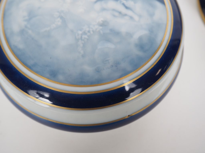 THARAUD.  3 bonbonnières en porcelaine, décor de personnages sur le co