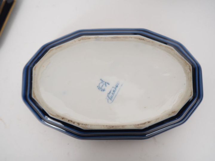 THARAUD.  3 bonbonnières en porcelaine, décor de personnages sur le co