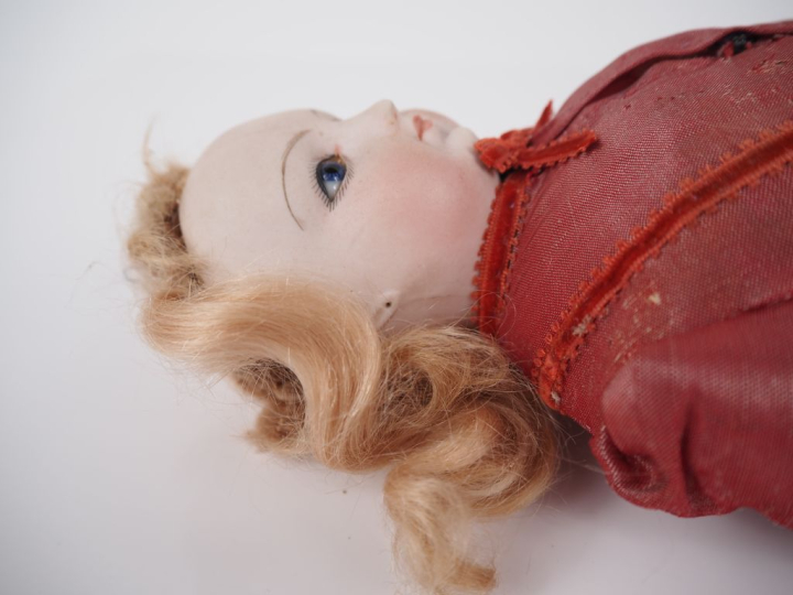 Poupée parisienne avec une tête pivotante sur buste en porcelaine sans