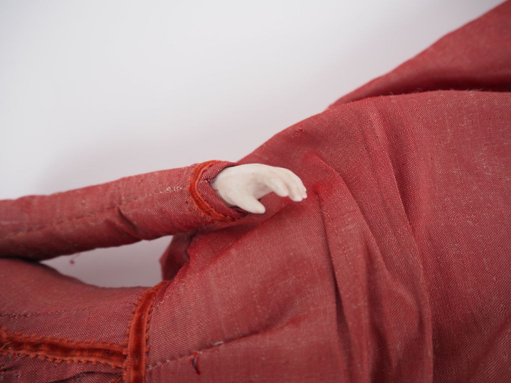 Poupée parisienne avec une tête pivotante sur buste en porcelaine sans