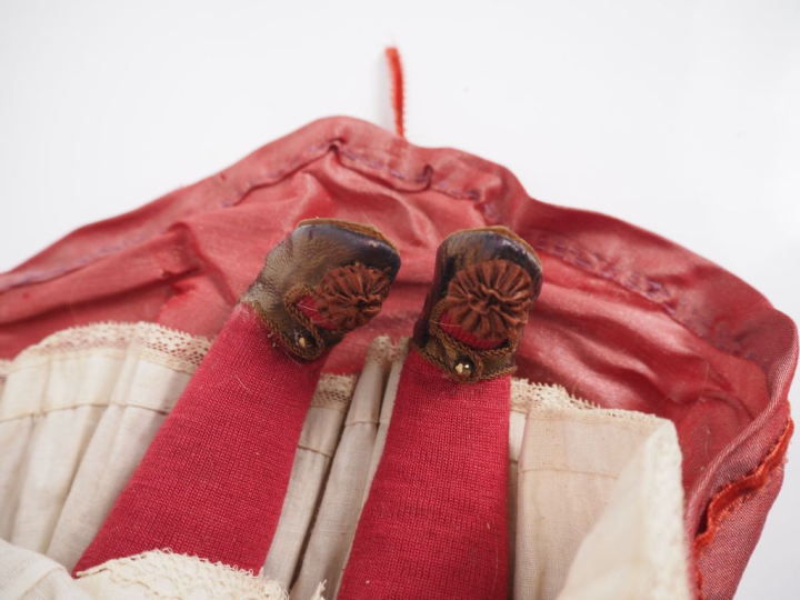 Poupée parisienne avec une tête pivotante sur buste en porcelaine sans