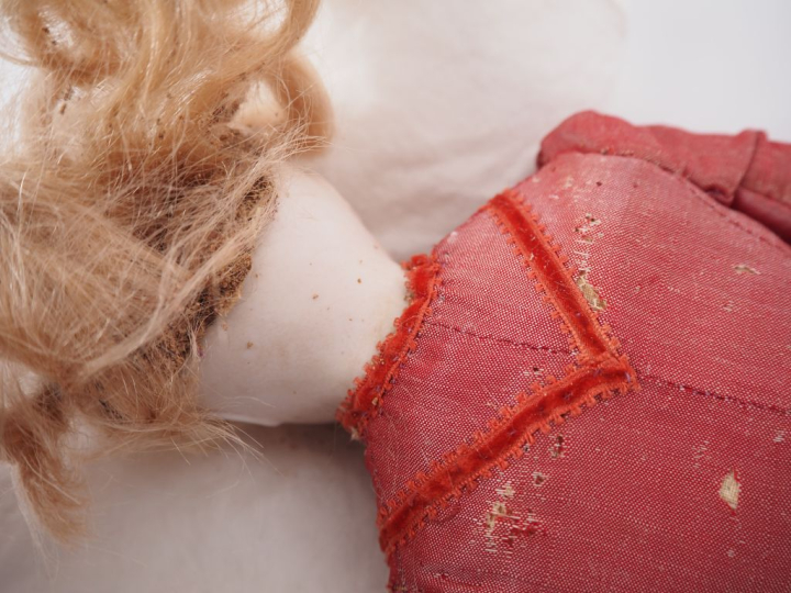 Poupée parisienne avec une tête pivotante sur buste en porcelaine sans