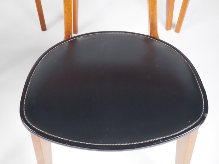 Roger LANDAULT.  Suite 6 chaises 1950 en bois et cuir noir.