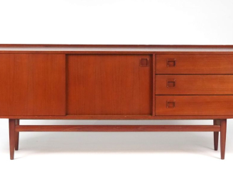 Vente aux enchères Enfilade scandinave en teck, ouvrant à trois tiroirs et deux vantaux c