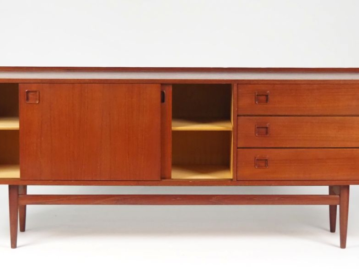 Enfilade scandinave en teck, ouvrant à trois tiroirs et deux vantaux c