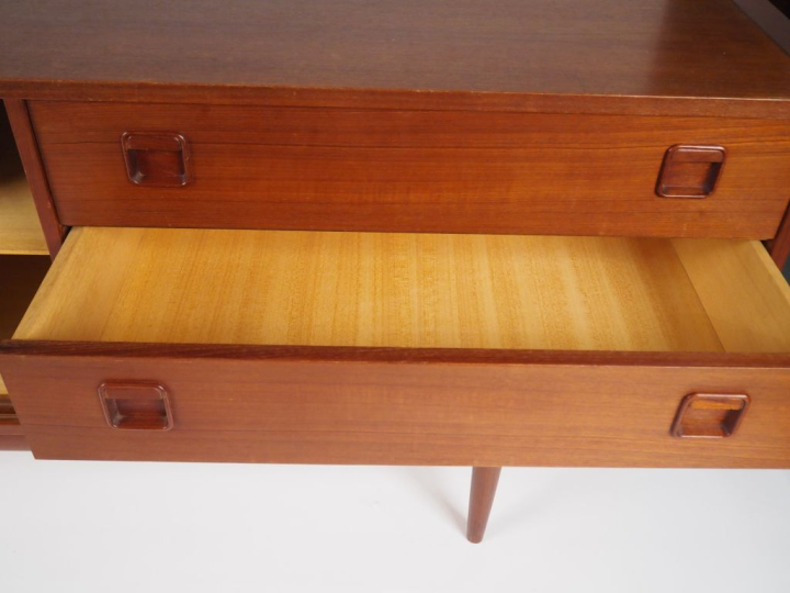 Enfilade scandinave en teck, ouvrant à trois tiroirs et deux vantaux c