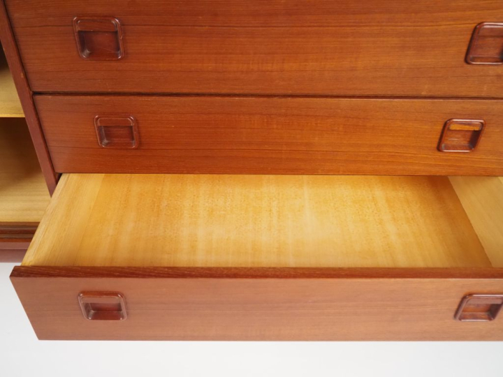 Enfilade scandinave en teck, ouvrant à trois tiroirs et deux vantaux c