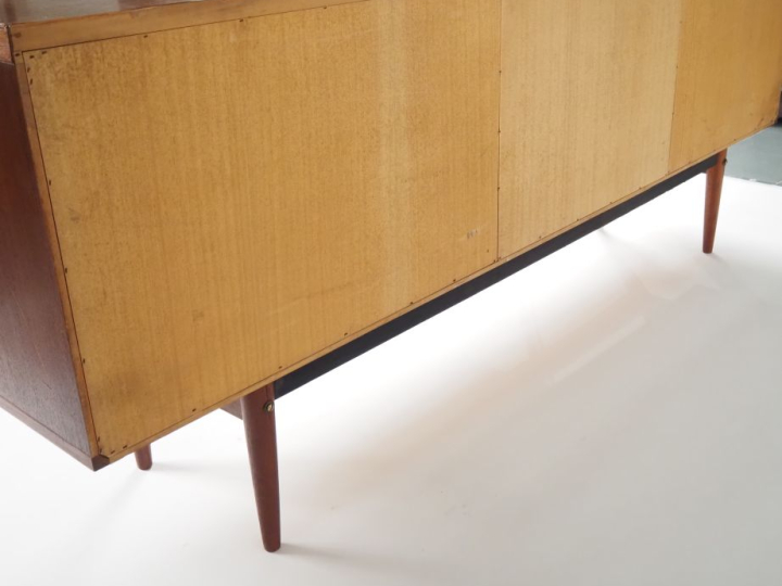 Enfilade scandinave en teck, ouvrant à trois tiroirs et deux vantaux c