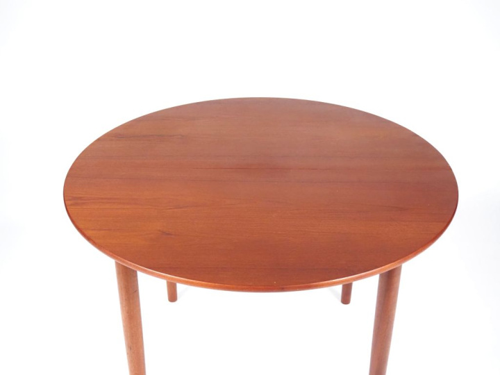 Table ronde de style scandinave en bois naturel teinté, une rallonge i