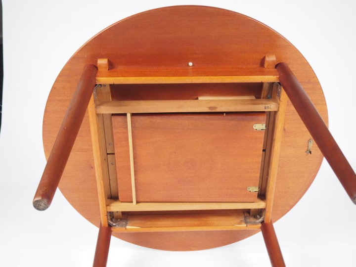 Table ronde de style scandinave en bois naturel teinté, une rallonge i