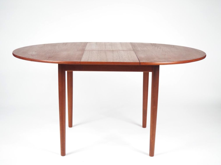 Table ronde de style scandinave en bois naturel teinté, une rallonge i