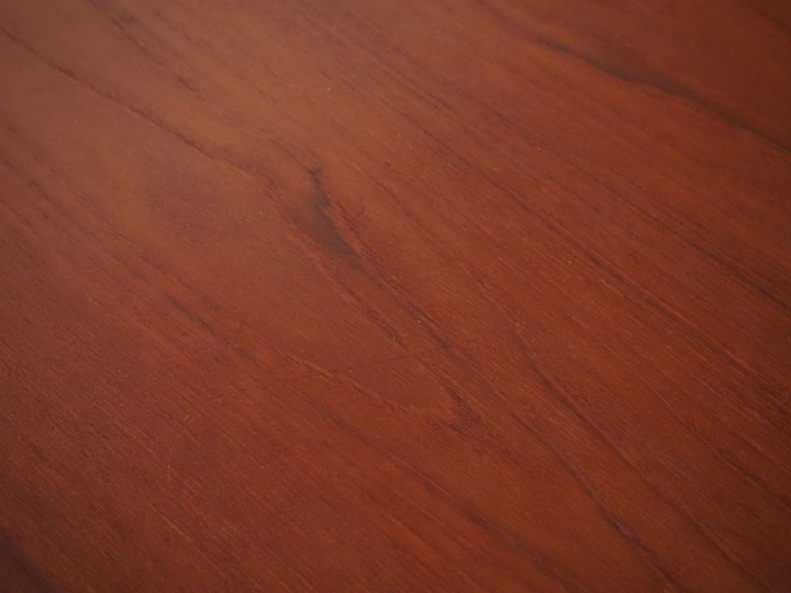 Table ronde de style scandinave en bois naturel teinté, une rallonge i