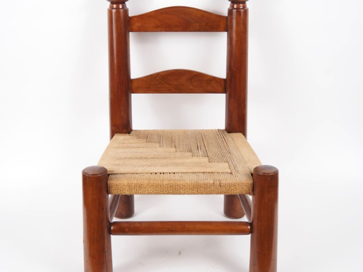 DUDOUIYT. (d'après). Chauffeuse en bois, assise en corde à décor géomé