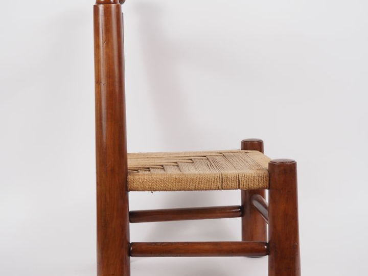 DUDOUIYT. (d'après). Chauffeuse en bois, assise en corde à décor géomé