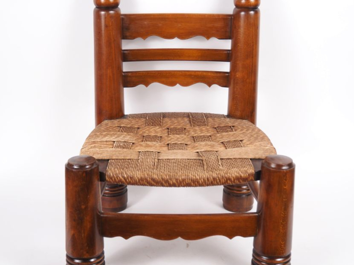 DUDOUIYT (d'après) Chauffeuse en bois, assise paillée. Dim. 64 x 49 x 