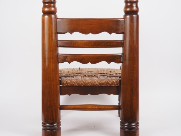 DUDOUIYT (d'après) Chauffeuse en bois, assise paillée. Dim. 64 x 49 x 