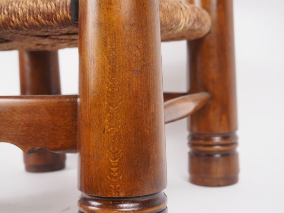 DUDOUIYT (d'après) Chauffeuse en bois, assise paillée. Dim. 64 x 49 x 