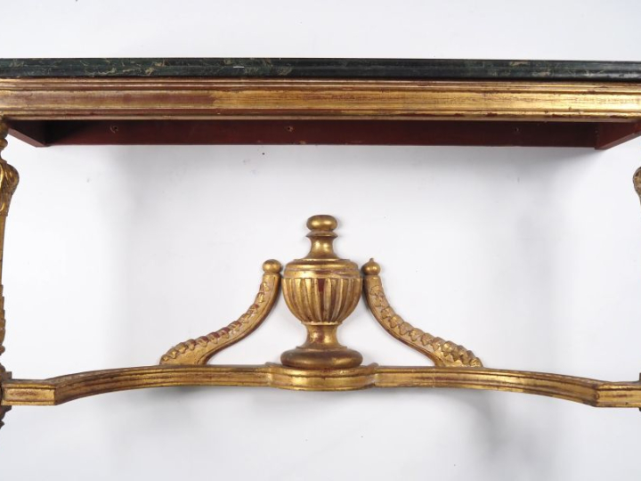 Console de style Louis XVI en bois sculpté et doré, pieds en forme de 