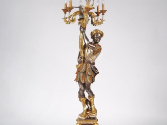 Vente aux enchères Lampadaire porte torchère de style vénitien en bois polychrome en form