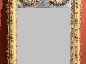 Vente aux enchères Grande glace de cheminée Napolon III en bois et stuc doré, à décor de 