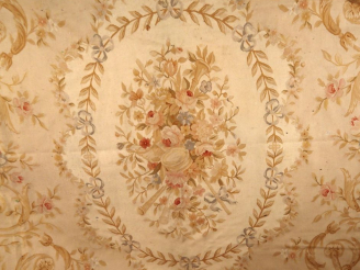 Vente aux enchères Tapis d'Aubusson Napoléon III à décor de fleurs polychromes sur fond c