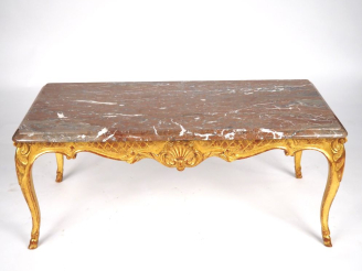 Vente aux enchères Table basse de style Louis XV piétement en bois sculpté et doré, à déc