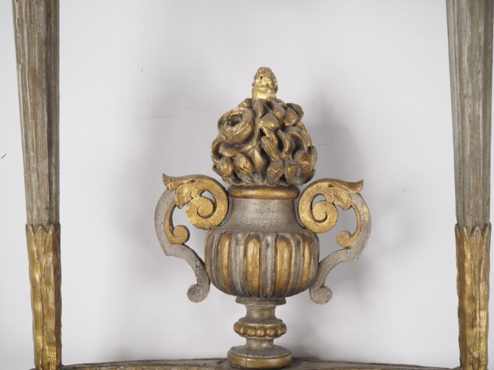 Console demi lune de style Louis XVI en bois sculpté laqué gris et dor