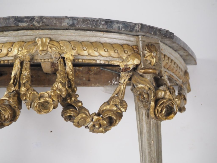 Console demi lune de style Louis XVI en bois sculpté laqué gris et dor