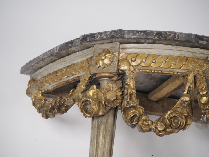 Console demi lune de style Louis XVI en bois sculpté laqué gris et dor