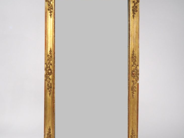 Glace de cheminée Napoléon III en bois et stuc doré, à décor de cartou