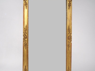 Vente aux enchères Glace de cheminée Napoléon III en bois et stuc doré, à décor de cartou