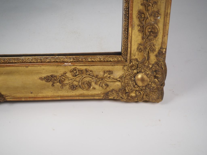 Glace de cheminée Napoléon III en bois et stuc doré, à décor de cartou