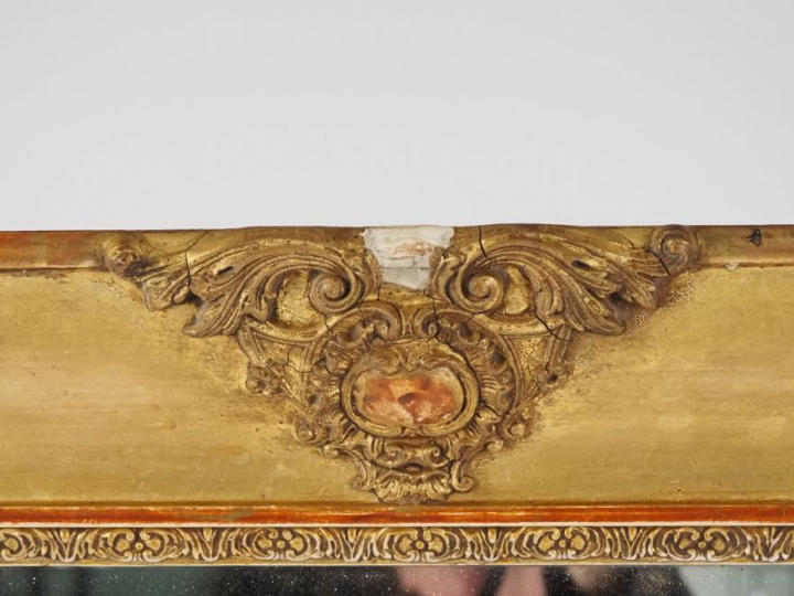 Glace de cheminée Napoléon III en bois et stuc doré, à décor de cartou