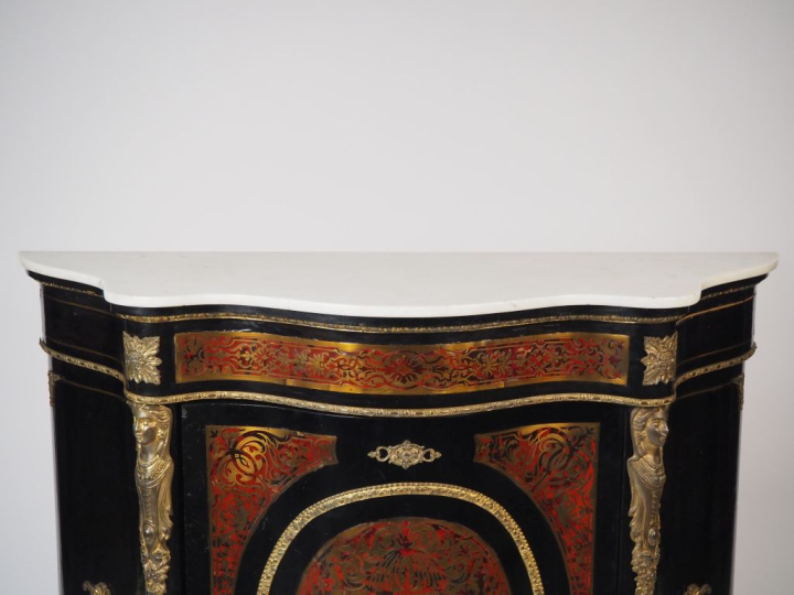 Meuble d'appui Napoléon III en marqueterie, facade et cotés violonnés 