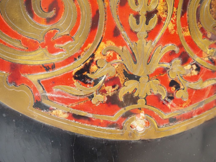 Meuble d'appui Napoléon III en marqueterie, facade et cotés violonnés 