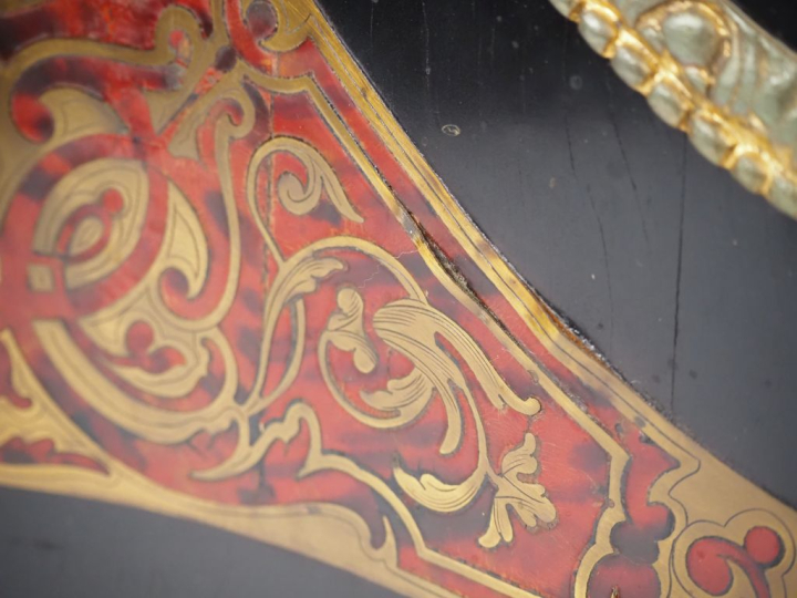 Meuble d'appui Napoléon III en marqueterie, facade et cotés violonnés 