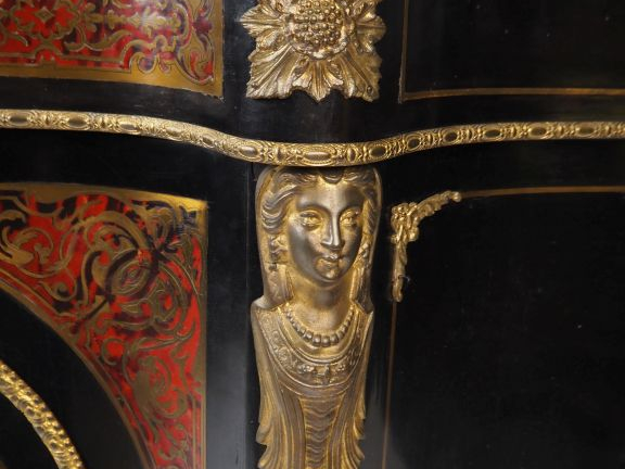 Meuble d'appui Napoléon III en marqueterie, facade et cotés violonnés 