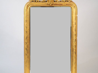 Vente aux enchères Glace de cheminée Napoléon III en bois et stuc doré, petit fronton ajo