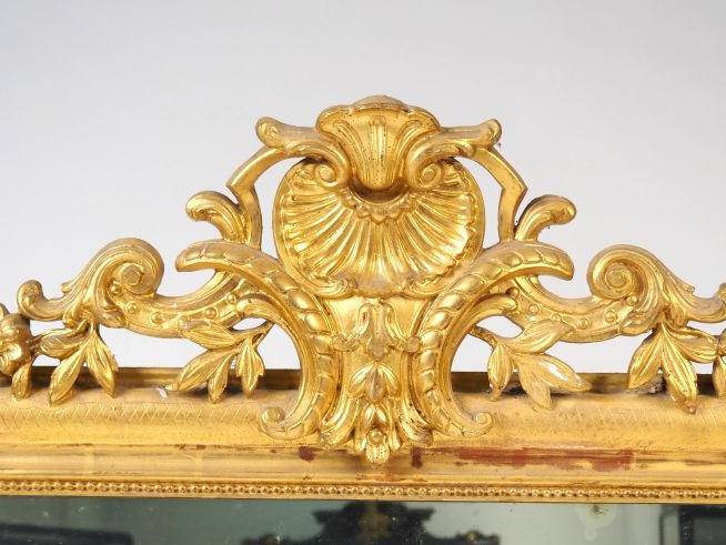 Glace de cheminée Napoléon III en bois et stuc doré, petit fronton ajo