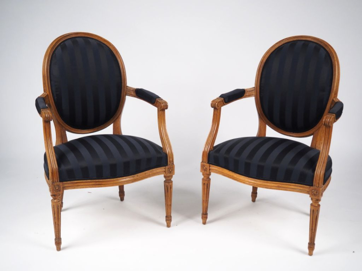 Paire de fauteuils cabriolet de style Louis XVI en bois naturel, pieds