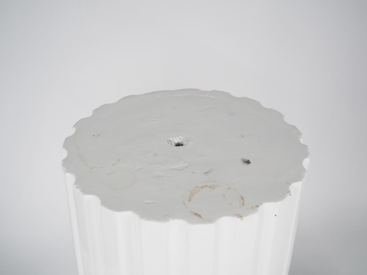 Paire de colonnes cannelées et rudentées en bois laqué blanc. H. 113 c