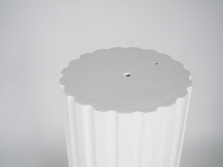 Paire de colonnes cannelées et rudentées en bois laqué blanc. H. 113 c