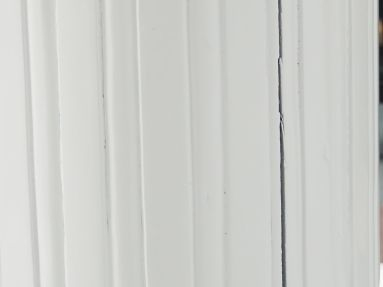 Paire de colonnes cannelées et rudentées en bois laqué blanc. H. 113 c