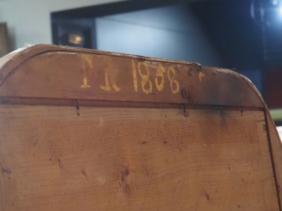 Glace de cheminée Napoléon III en bois et stuc doré, cadre guilloché. 