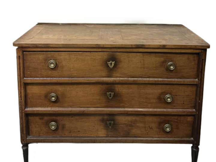 Commode XIXème de style Louis XVI en bois naturel, ouvrant à trois tir