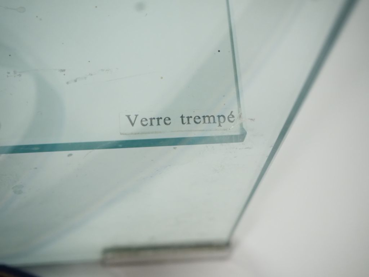 Table basse en verre, à deux plateaux. Dim. 35,5 x 110 cm