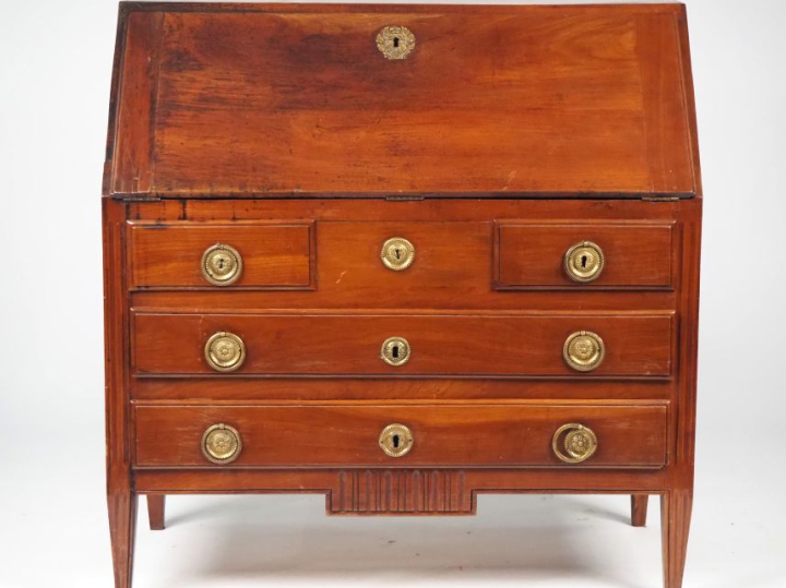 Bureau de pente de style Louis XVI en merisier, ouvrant à trois tiroir