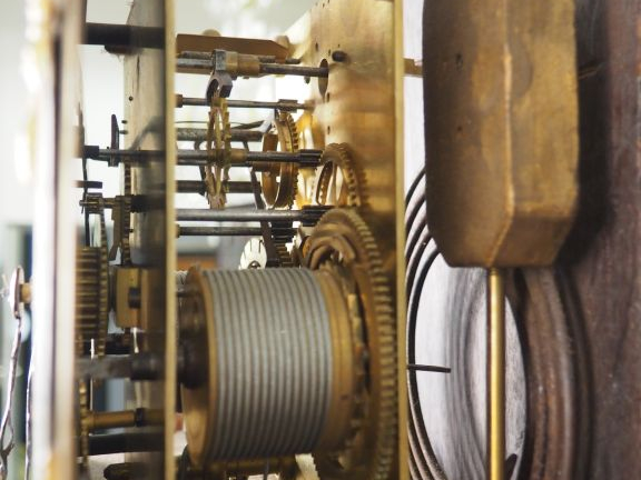 Régulateur de parquet anglais XIXème en acajou, placage d'acajou et ma