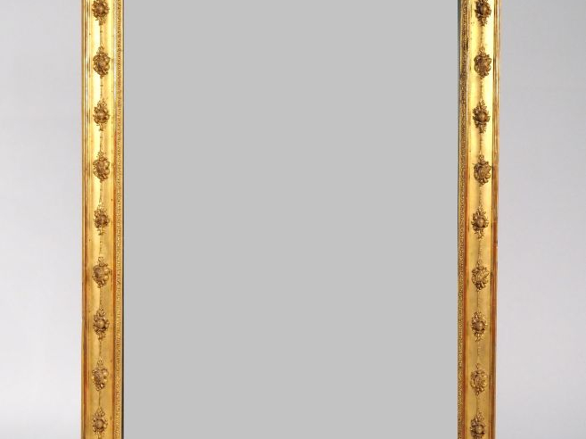 Glace de cheminée Napoléon III en bois et stuc doré, à décor de frise 